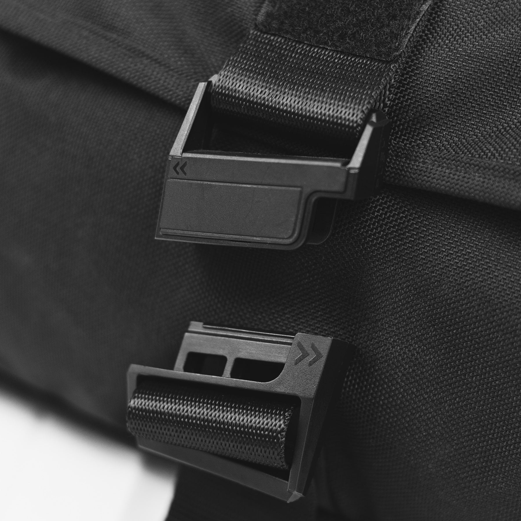 rush hour sling bag fidlock magnetic buckle detail